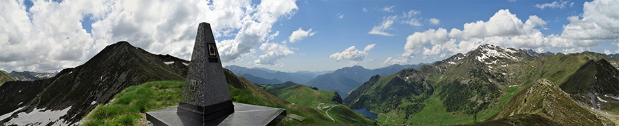 Panorama dall'anticima verso la cima Pizzo delle segade e verso la conca di Ca' San Marco e la Valle Brembana